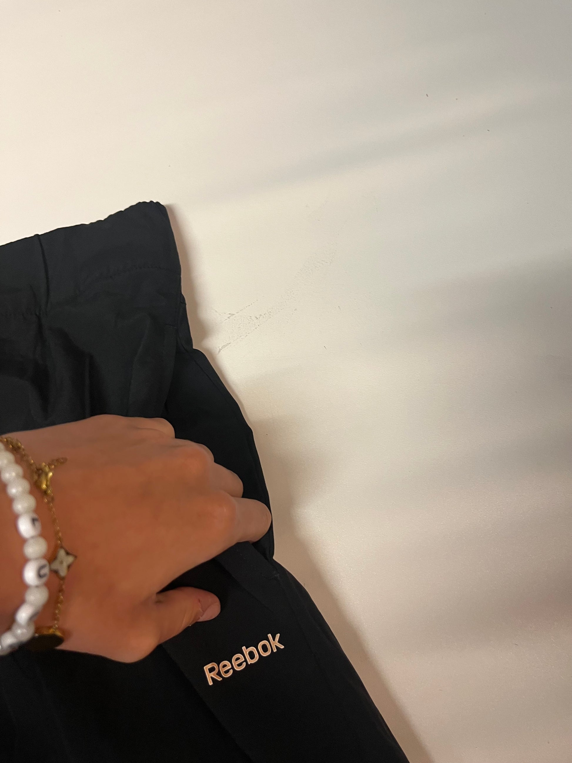Entdecke unsere Vintage Track Pants von Nike und anderen Marken, erhältlich bei Valuxery.de - Dein Shop für trendige Vintage - Kleidung. Unsere Track Pants sind aus hochwertigen Materialien und