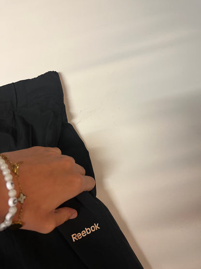 Entdecke unsere Vintage Track Pants von Nike und anderen Marken, erhältlich bei Valuxery.de - Dein Shop für trendige Vintage - Kleidung. Unsere Track Pants sind aus hochwertigen Materialien und