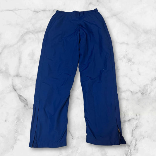 Entdecke unsere Vintage Track Pants von Nike und anderen Marken, erhältlich bei Valuxery.de - Dein Shop für trendige Vintage - Kleidung. Unsere Track Pants sind aus hochwertigen Materialien und