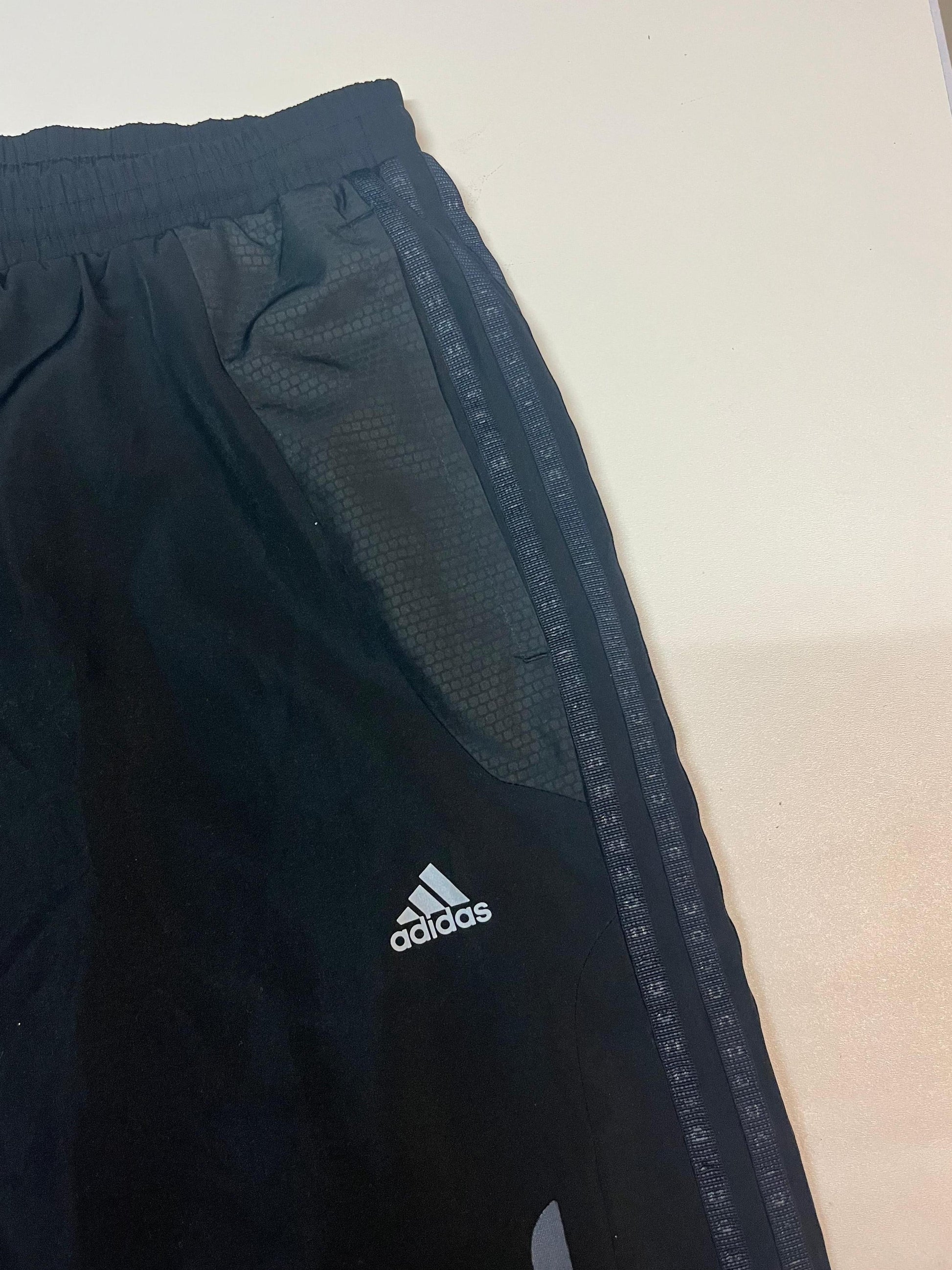 Entdecke unsere Vintage Track Pants von Nike und anderen Marken, erhältlich bei Valuxery.de - Dein Shop für trendige Vintage - Kleidung. Unsere Track Pants sind aus hochwertigen Materialien und