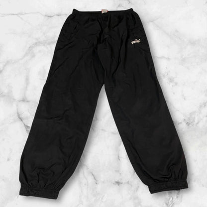 Entdecke unsere Vintage Track Pants von Nike und anderen Marken, erhältlich bei Valuxery.de - Dein Shop für trendige Vintage - Kleidung. Unsere Track Pants sind aus hochwertigen Materialien und