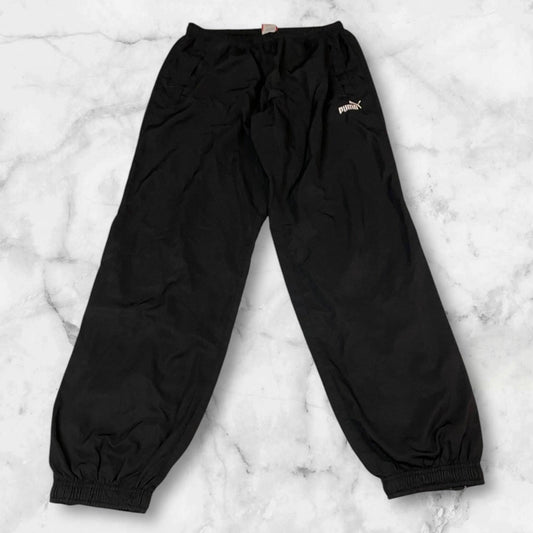 Entdecke unsere Vintage Track Pants von Nike und anderen Marken, erhältlich bei Valuxery.de - Dein Shop für trendige Vintage - Kleidung. Unsere Track Pants sind aus hochwertigen Materialien und