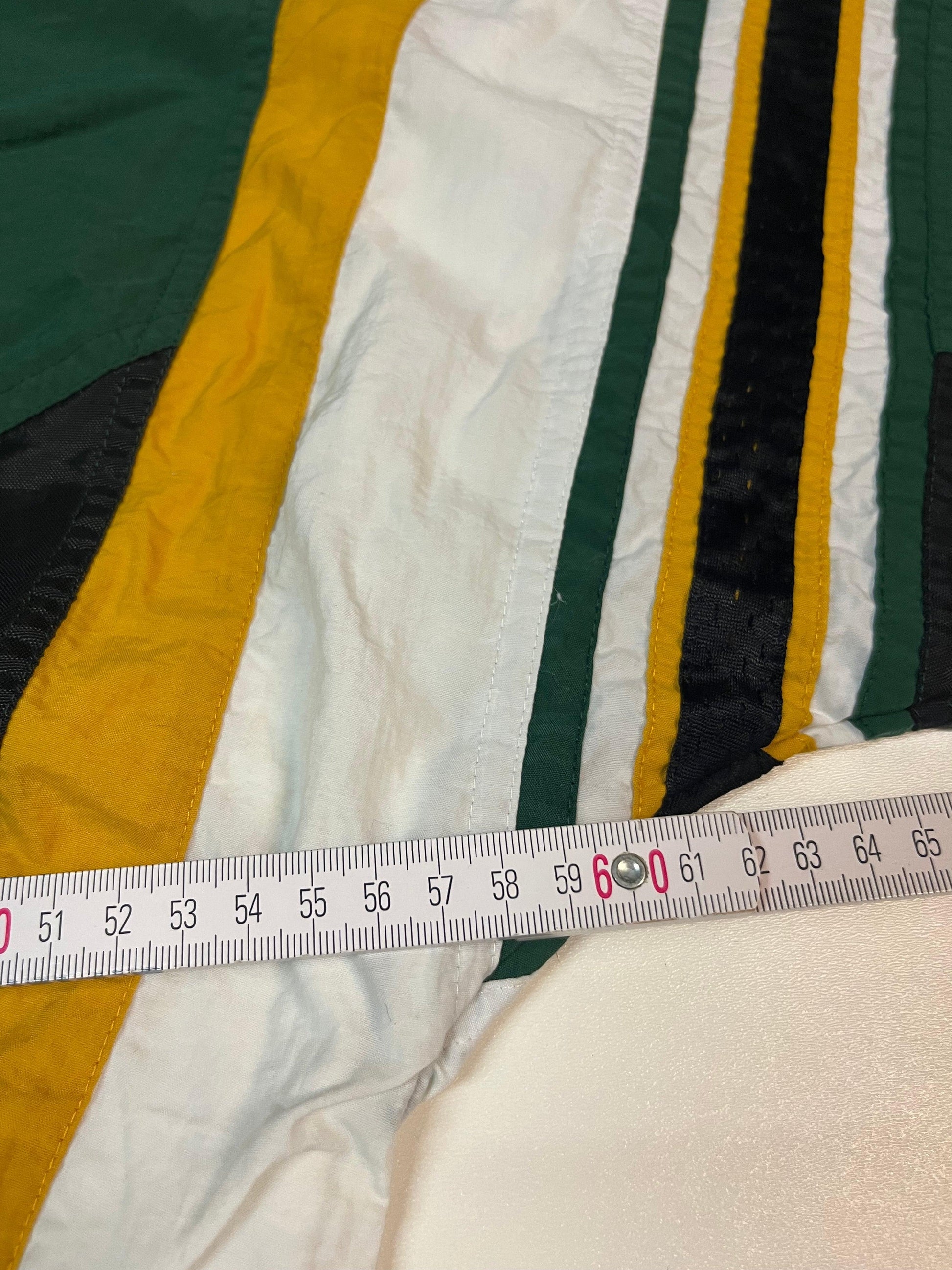 Entdecke unsere Vintage Track Pants von Nike und anderen Marken, erhältlich bei Valuxery.de - Dein Shop für trendige Vintage - Kleidung. Unsere Track Pants sind aus hochwertigen Materialien und