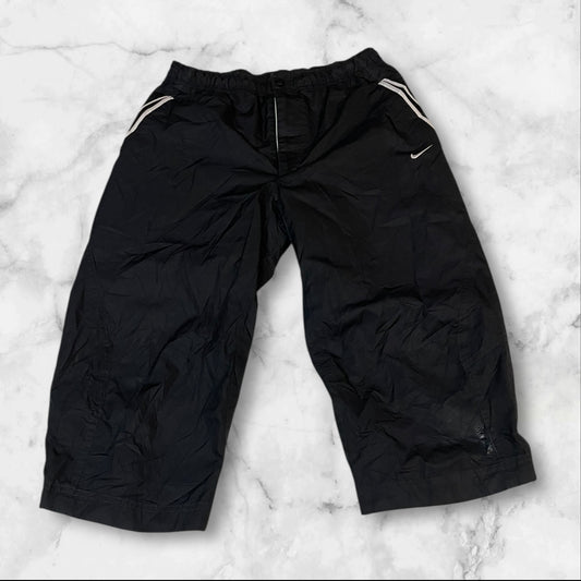 Entdecke unsere Vintage Track Pants von Nike und anderen Marken, erhältlich bei Valuxery.de - Dein Shop für trendige Vintage - Kleidung. Unsere Track Pants sind aus hochwertigen Materialien und