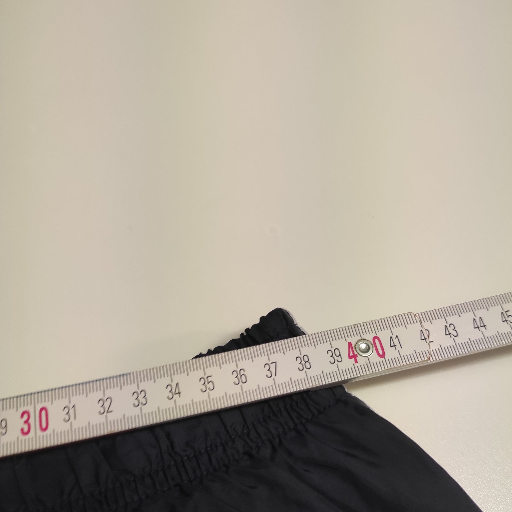 Entdecke unsere Vintage Track Pants von Nike und anderen Marken, erhältlich bei Valuxery.de - Dein Shop für trendige Vintage - Kleidung. Unsere Track Pants sind aus hochwertigen Materialien und