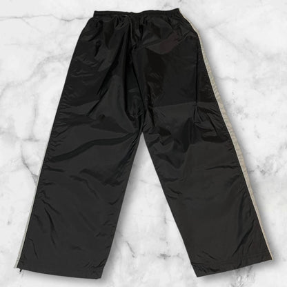Entdecke unsere Vintage Track Pants von Nike und anderen Marken, erhältlich bei Valuxery.de - Dein Shop für trendige Vintage - Kleidung. Unsere Track Pants sind aus hochwertigen Materialien und