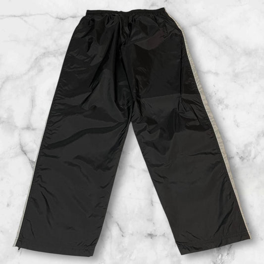 Entdecke unsere Vintage Track Pants von Nike und anderen Marken, erhältlich bei Valuxery.de - Dein Shop für trendige Vintage - Kleidung. Unsere Track Pants sind aus hochwertigen Materialien und