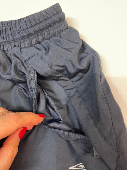Entdecke unsere Vintage Track Pants von Nike und anderen Marken, erhältlich bei Valuxery.de - Dein Shop für trendige Vintage - Kleidung. Unsere Track Pants sind aus hochwertigen Materialien und
