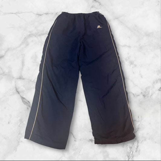 Entdecke unsere Vintage Track Pants von Nike und anderen Marken, erhältlich bei Valuxery.de - Dein Shop für trendige Vintage - Kleidung. Unsere Track Pants sind aus hochwertigen Materialien und