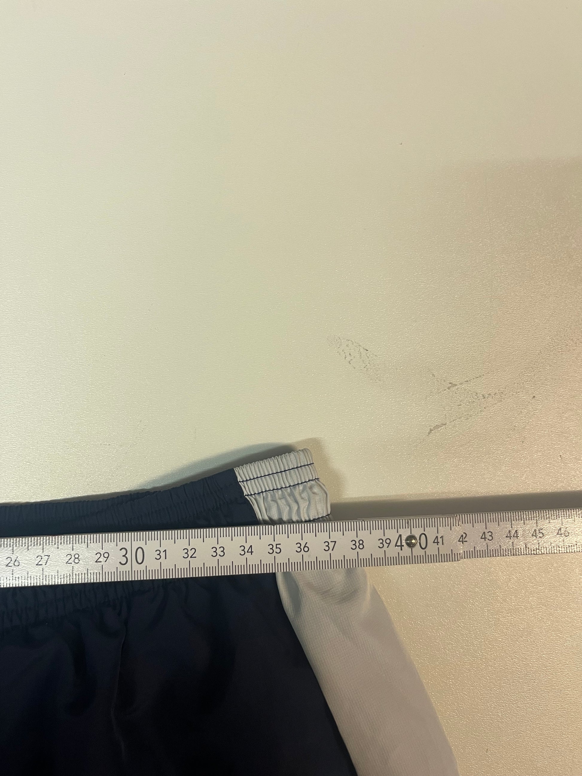 Entdecke unsere Vintage Track Pants von Nike und anderen Marken, erhältlich bei Valuxery.de - Dein Shop für trendige Vintage - Kleidung. Unsere Track Pants sind aus hochwertigen Materialien und