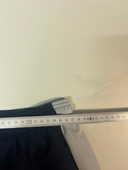 Entdecke unsere Vintage Track Pants von Nike und anderen Marken, erhältlich bei Valuxery.de - Dein Shop für trendige Vintage - Kleidung. Unsere Track Pants sind aus hochwertigen Materialien und