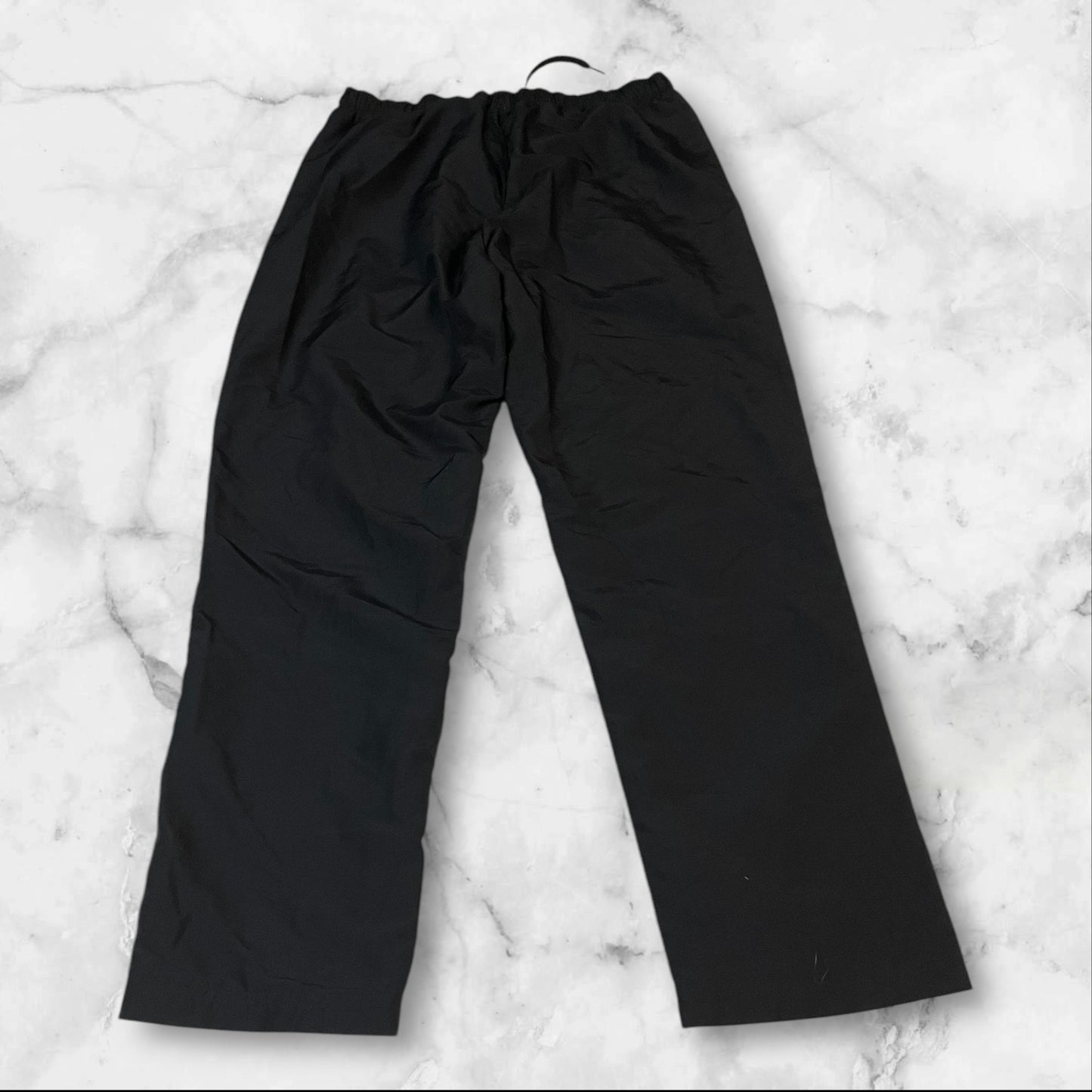 Entdecke unsere Vintage Track Pants von Nike und anderen Marken, erhältlich bei Valuxery.de - Dein Shop für trendige Vintage - Kleidung. Unsere Track Pants sind aus hochwertigen Materialien und