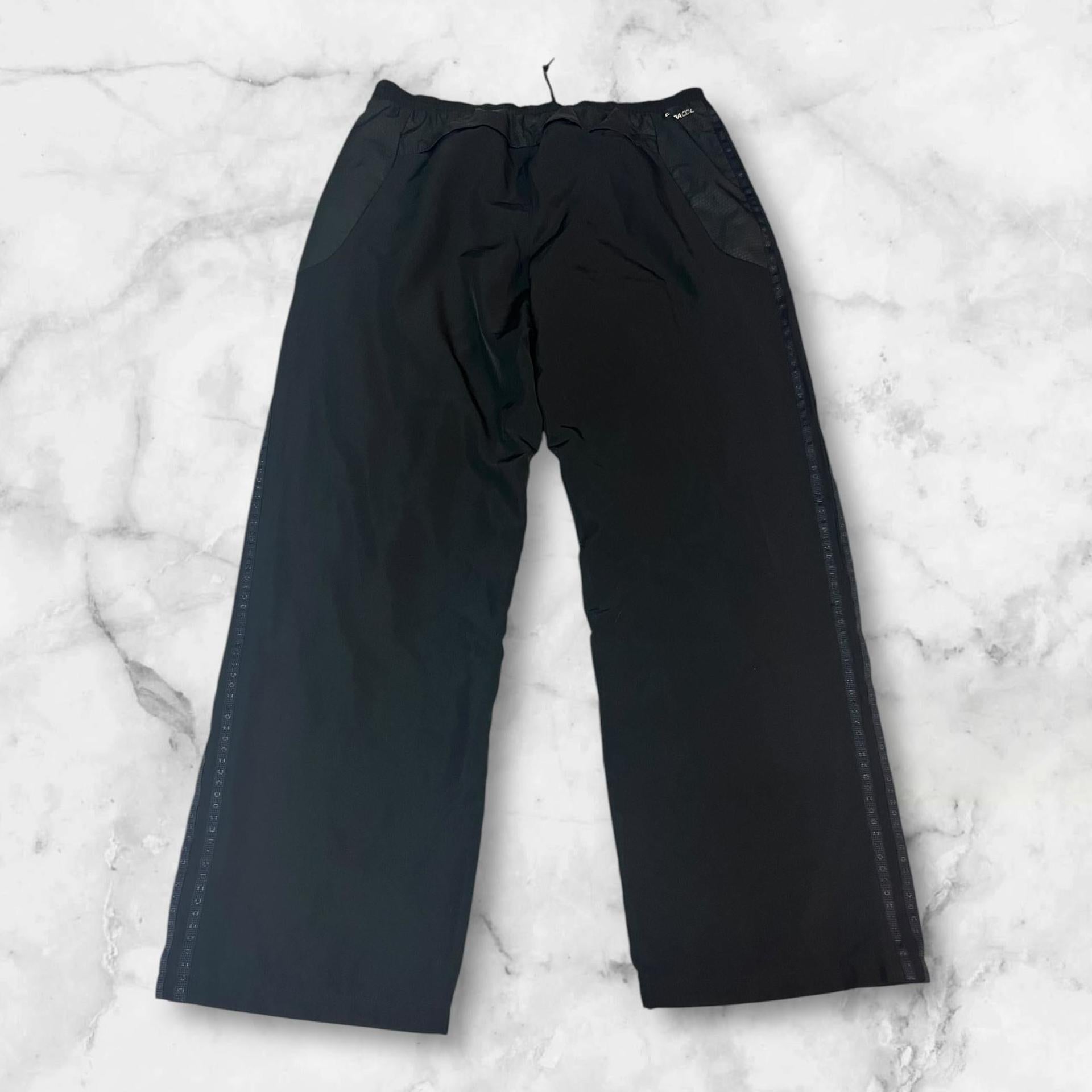 Entdecke unsere Vintage Track Pants von Nike und anderen Marken, erhältlich bei Valuxery.de - Dein Shop für trendige Vintage - Kleidung. Unsere Track Pants sind aus hochwertigen Materialien und