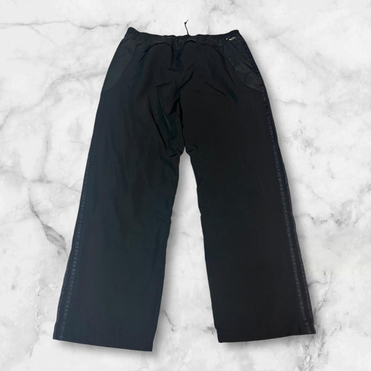 Entdecke unsere Vintage Track Pants von Nike und anderen Marken, erhältlich bei Valuxery.de - Dein Shop für trendige Vintage - Kleidung. Unsere Track Pants sind aus hochwertigen Materialien und
