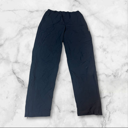 Entdecke unsere Vintage Track Pants von Nike und anderen Marken, erhältlich bei Valuxery.de - Dein Shop für trendige Vintage - Kleidung. Unsere Track Pants sind aus hochwertigen Materialien und