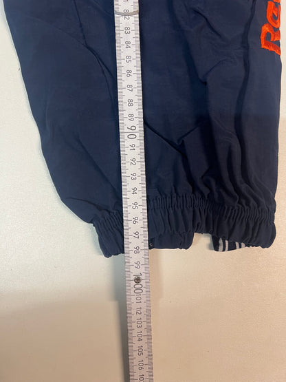 Entdecke unsere Vintage Track Pants von Nike und anderen Marken, erhältlich bei Valuxery.de - Dein Shop für trendige Vintage - Kleidung. Unsere Track Pants sind aus hochwertigen Materialien und