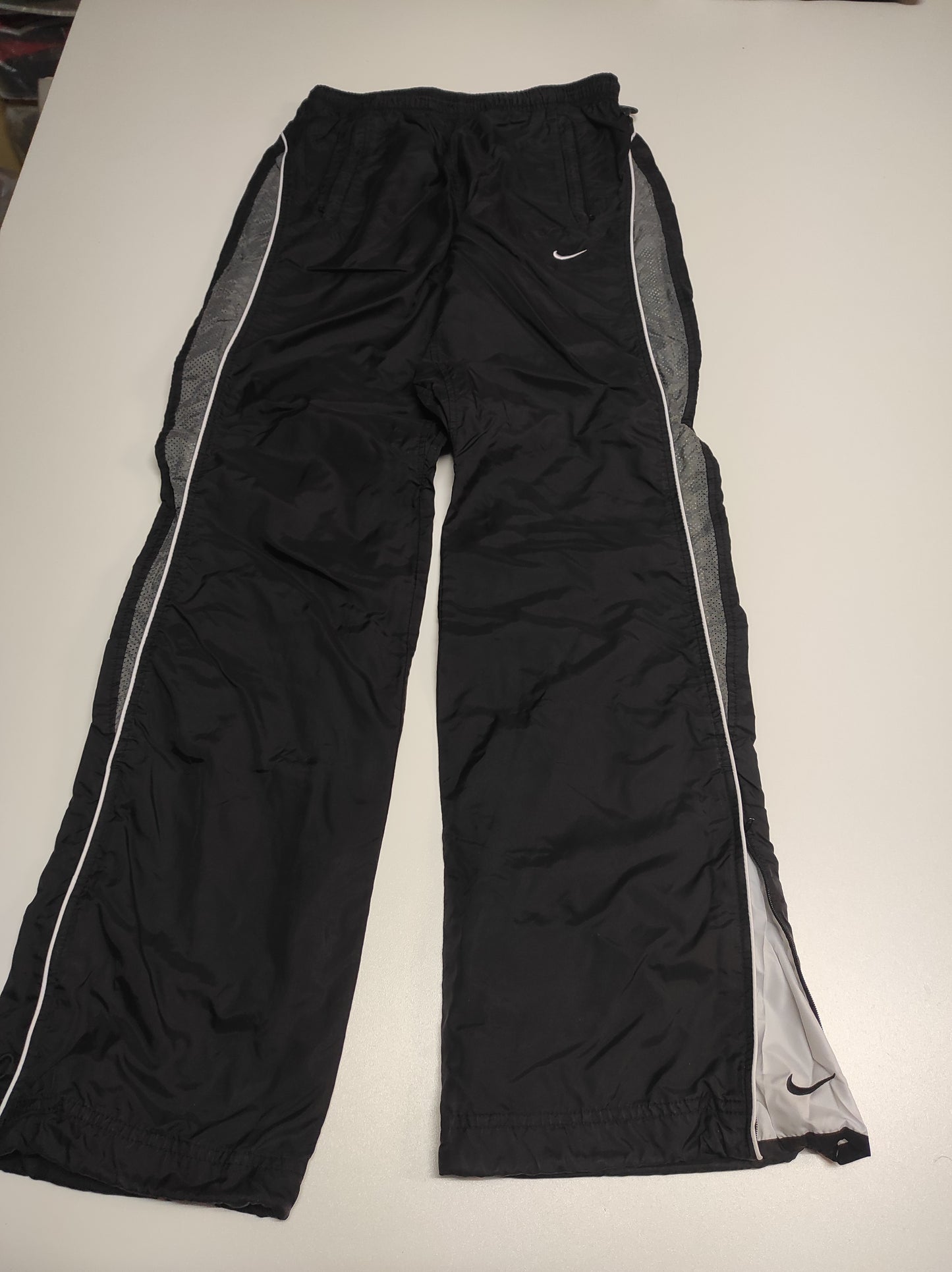 Entdecke unsere Vintage Track Pants von Nike und anderen Marken, erhältlich bei Valuxery.de - Dein Shop für trendige Vintage - Kleidung. Unsere Track Pants sind aus hochwertigen Materialien und