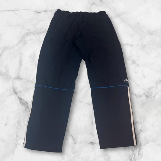 Entdecke unsere Vintage Track Pants von Nike und anderen Marken, erhältlich bei Valuxery.de - Dein Shop für trendige Vintage - Kleidung. Unsere Track Pants sind aus hochwertigen Materialien und
