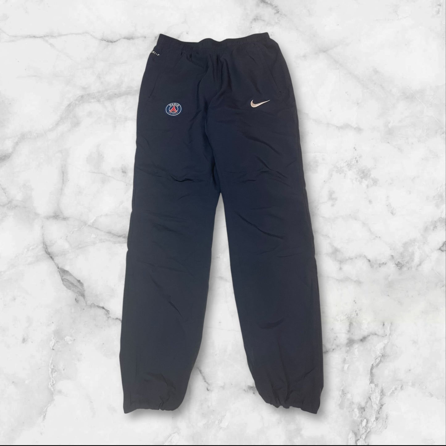 Entdecke unsere Vintage Track Pants von Nike und anderen Marken, erhältlich bei Valuxery.de - Dein Shop für trendige Vintage - Kleidung. Unsere Track Pants sind aus hochwertigen Materialien und