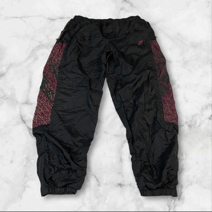 Entdecke unsere Vintage Track Pants von Nike und anderen Marken, erhältlich bei Valuxery.de - Dein Shop für trendige Vintage - Kleidung. Unsere Track Pants sind aus hochwertigen Materialien und