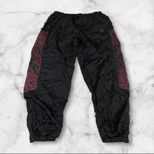 Entdecke unsere Vintage Track Pants von Nike und anderen Marken, erhältlich bei Valuxery.de - Dein Shop für trendige Vintage - Kleidung. Unsere Track Pants sind aus hochwertigen Materialien und