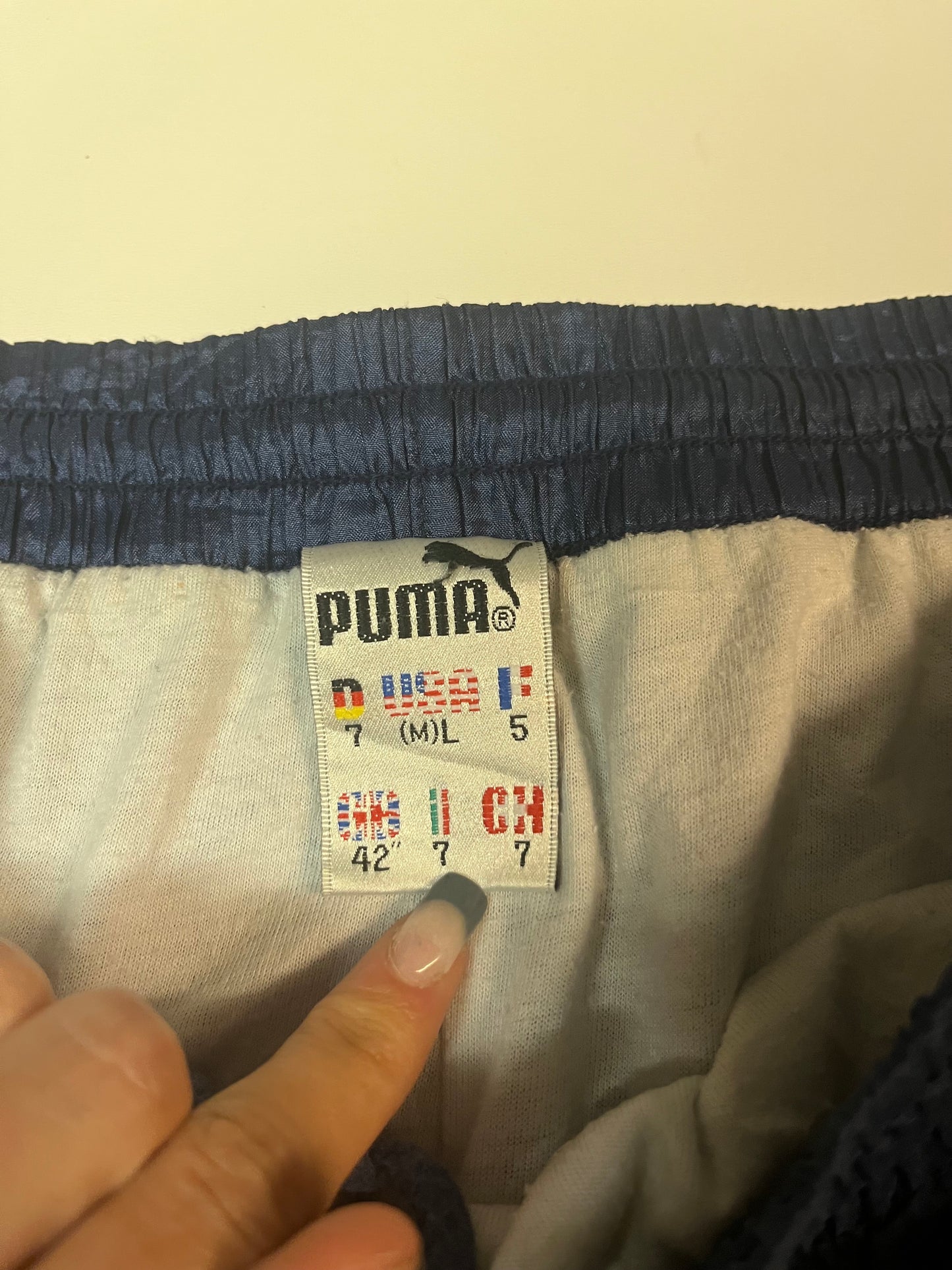 Entdecke unsere Vintage Track Pants von Nike und anderen Marken, erhältlich bei Valuxery.de - Dein Shop für trendige Vintage - Kleidung. Unsere Track Pants sind aus hochwertigen Materialien und