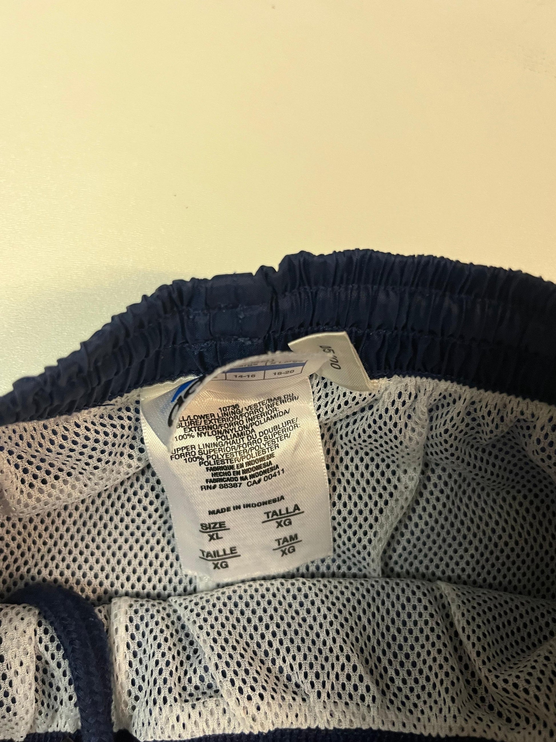 Entdecke unsere Vintage Track Pants von Nike und anderen Marken, erhältlich bei Valuxery.de - Dein Shop für trendige Vintage - Kleidung. Unsere Track Pants sind aus hochwertigen Materialien und