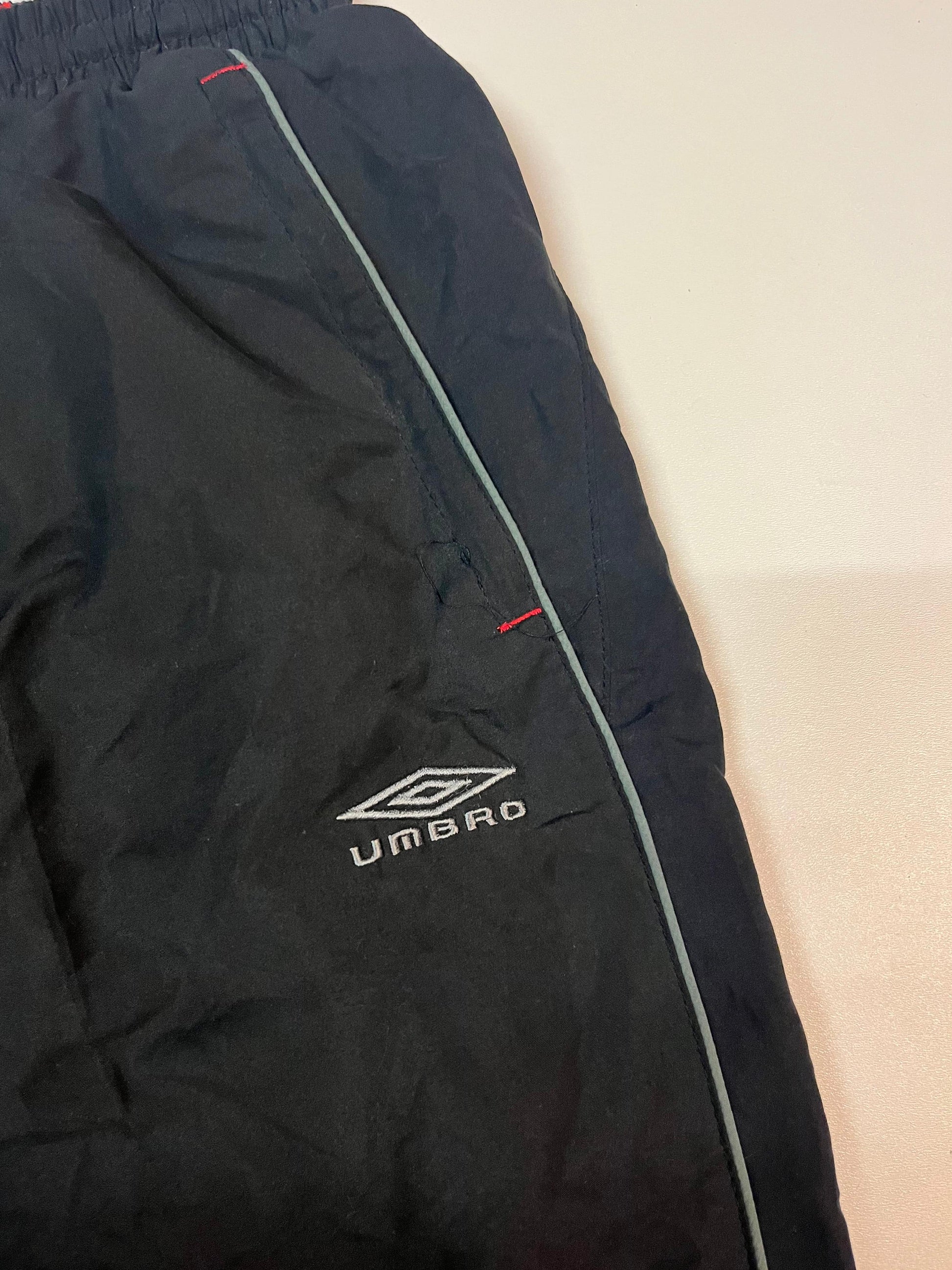 Entdecke unsere Vintage Track Pants von Nike und anderen Marken, erhältlich bei Valuxery.de - Dein Shop für trendige Vintage - Kleidung. Unsere Track Pants sind aus hochwertigen Materialien und