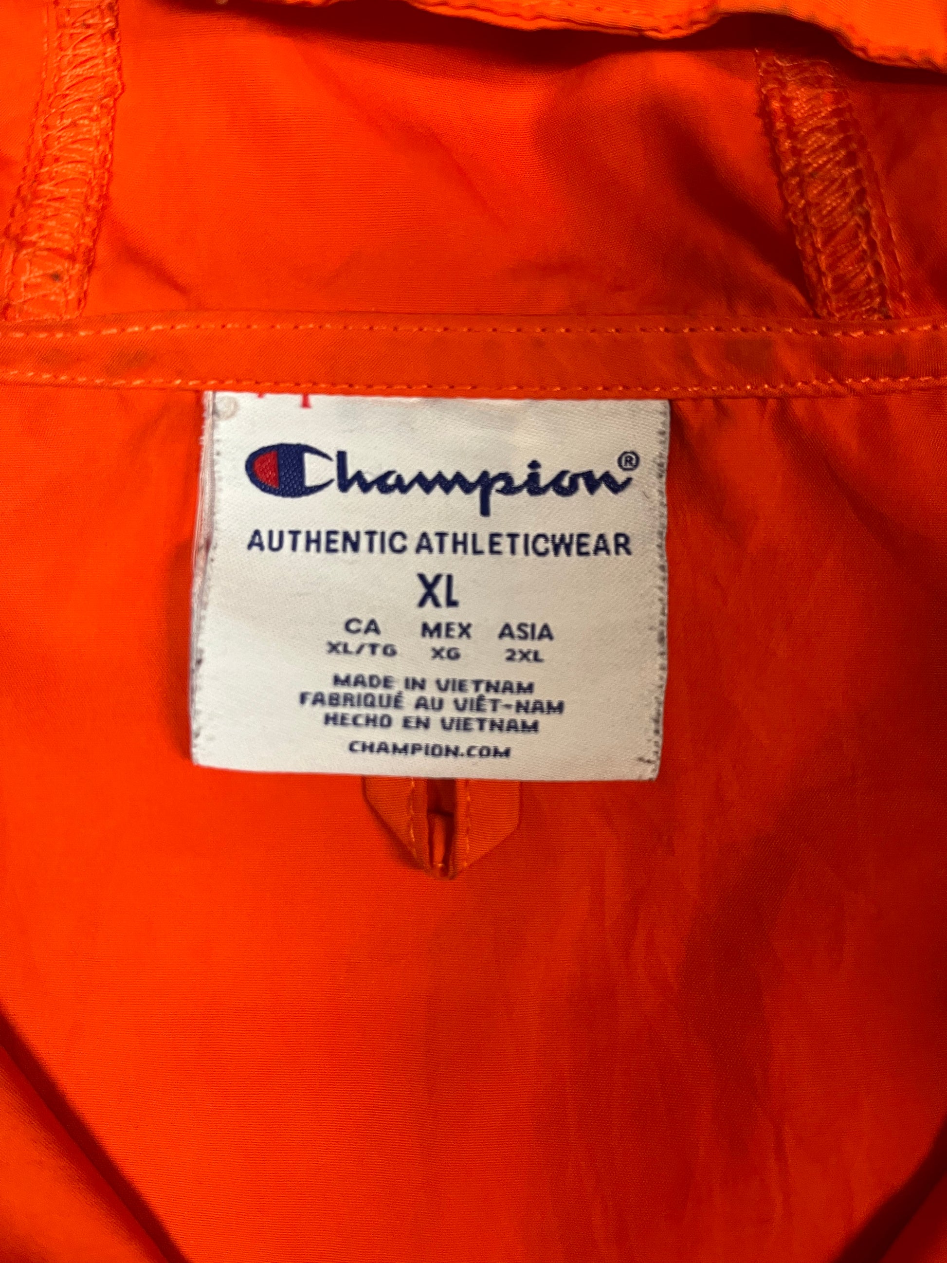 Entdecke unsere Vintage Track Pants von Nike und anderen Marken, erhältlich bei Valuxery.de - Dein Shop für trendige Vintage - Kleidung. Unsere Track Pants sind aus hochwertigen Materialien und