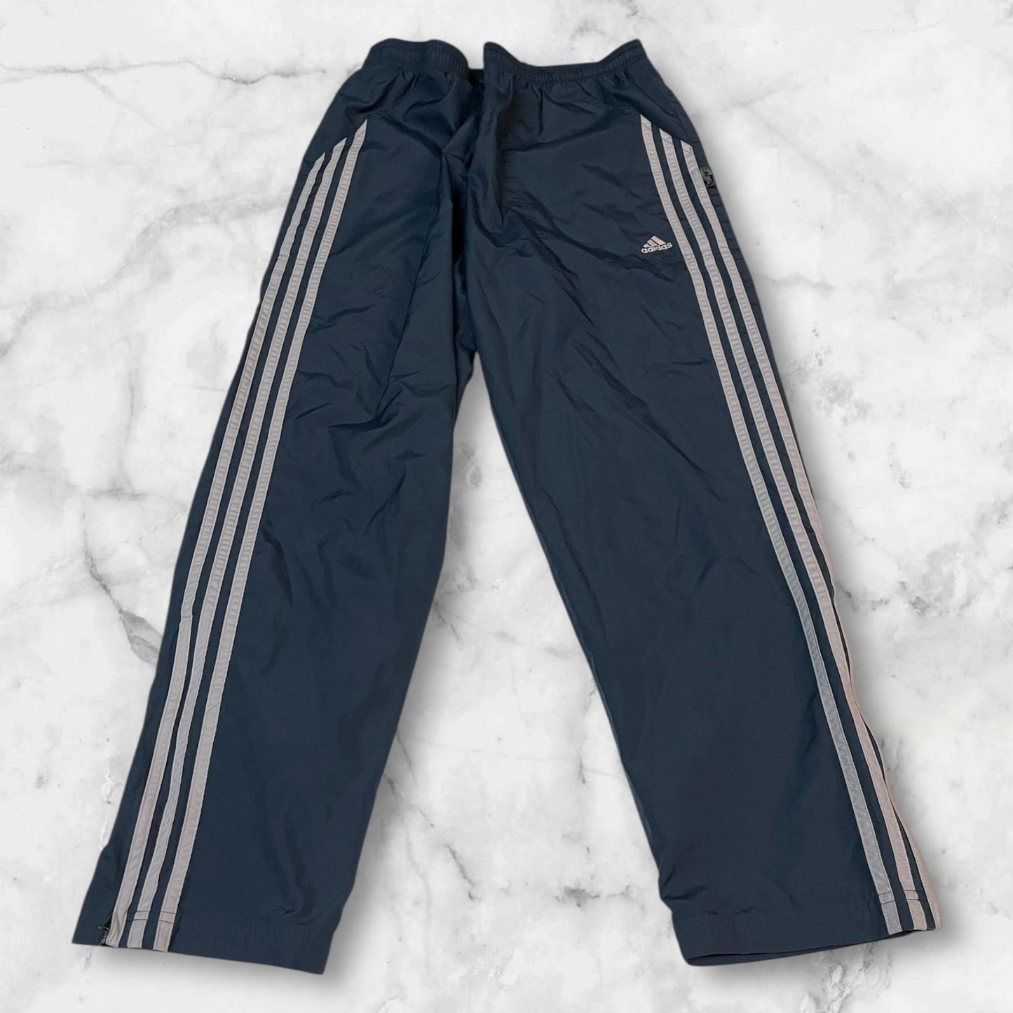 Entdecke unsere Vintage Track Pants von Nike und anderen Marken, erhältlich bei Valuxery.de - Dein Shop für trendige Vintage - Kleidung. Unsere Track Pants sind aus hochwertigen Materialien und