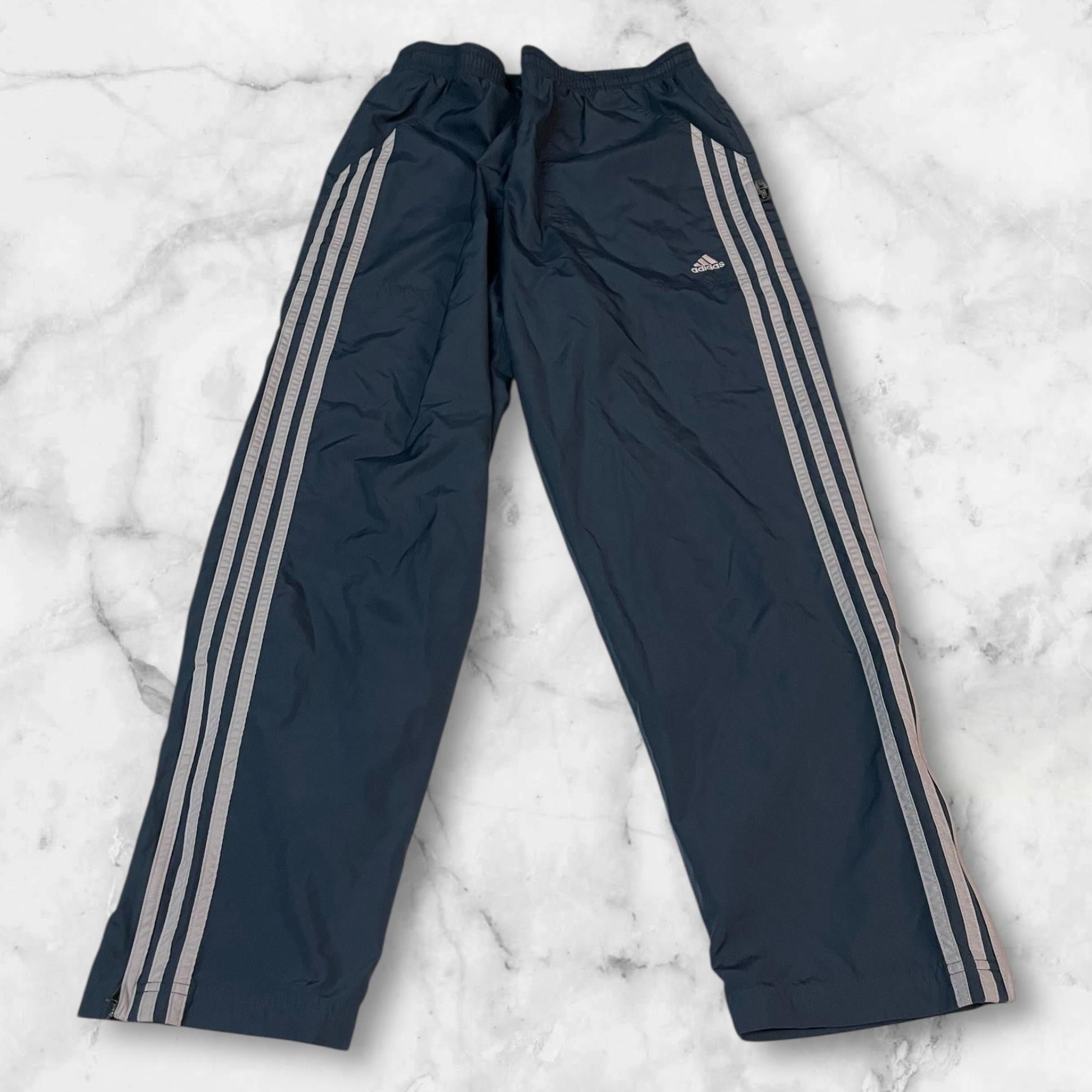 Entdecke unsere Vintage Track Pants von Nike und anderen Marken, erhältlich bei Valuxery.de - Dein Shop für trendige Vintage - Kleidung. Unsere Track Pants sind aus hochwertigen Materialien und