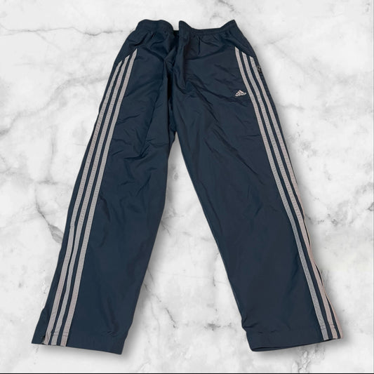 Entdecke unsere Vintage Track Pants von Nike und anderen Marken, erhältlich bei Valuxery.de - Dein Shop für trendige Vintage - Kleidung. Unsere Track Pants sind aus hochwertigen Materialien und