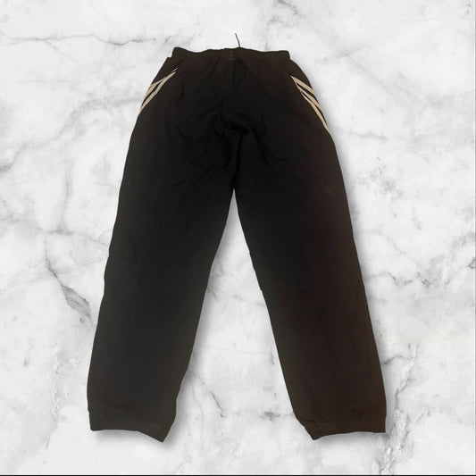 Entdecke unsere Vintage Track Pants von Nike und anderen Marken, erhältlich bei Valuxery.de - Dein Shop für trendige Vintage - Kleidung. Unsere Track Pants sind aus hochwertigen Materialien und