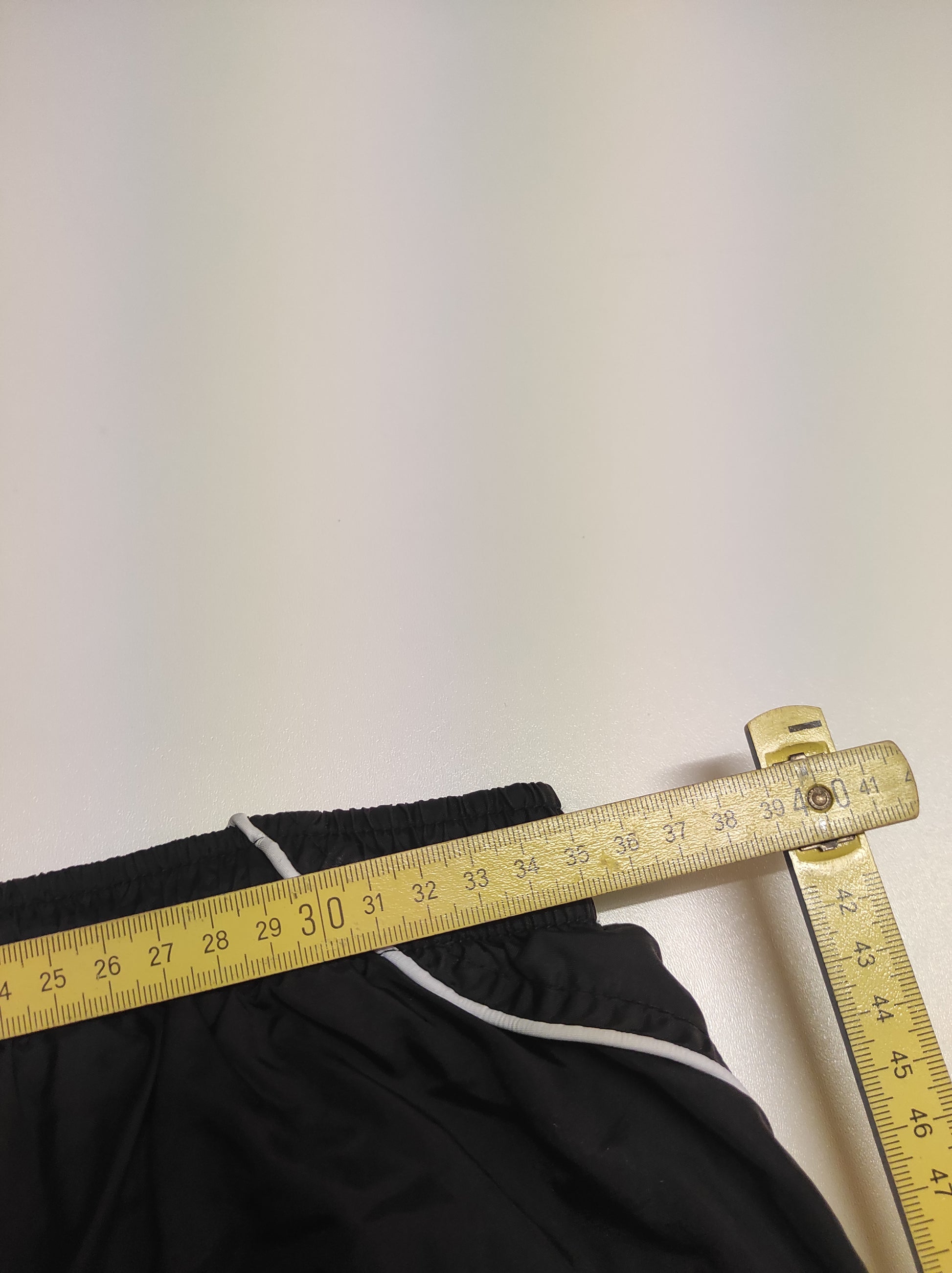 Entdecke unsere Vintage Track Pants von Nike und anderen Marken, erhältlich bei Valuxery.de - Dein Shop für trendige Vintage - Kleidung. Unsere Track Pants sind aus hochwertigen Materialien und