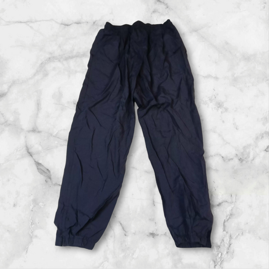 Entdecke unsere Vintage Track Pants von Nike und anderen Marken, erhältlich bei Valuxery.de - Dein Shop für trendige Vintage - Kleidung. Unsere Track Pants sind aus hochwertigen Materialien und