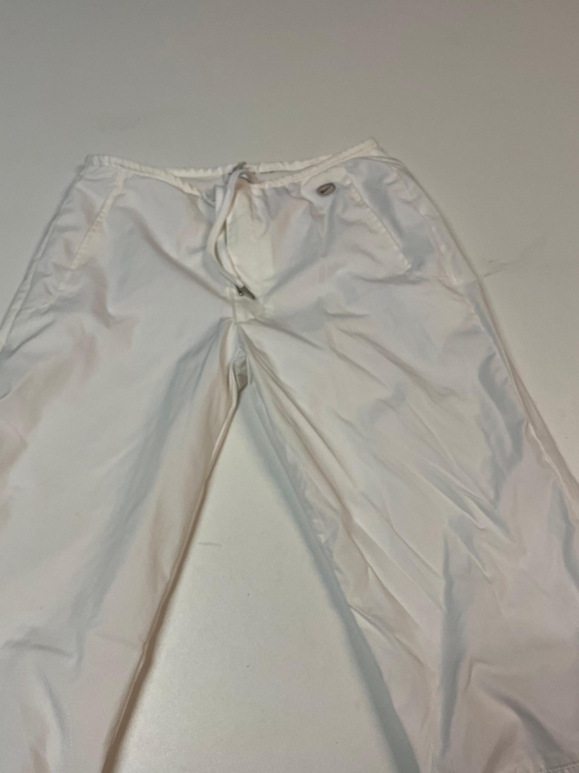 Entdecke unsere Vintage Track Pants von Nike und anderen Marken, erhältlich bei Valuxery.de - Dein Shop für trendige Vintage - Kleidung. Unsere Track Pants sind aus hochwertigen Materialien und
