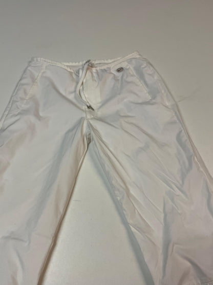 Entdecke unsere Vintage Track Pants von Nike und anderen Marken, erhältlich bei Valuxery.de - Dein Shop für trendige Vintage - Kleidung. Unsere Track Pants sind aus hochwertigen Materialien und