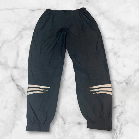 Entdecke unsere Vintage Track Pants von Nike und anderen Marken, erhältlich bei Valuxery.de - Dein Shop für trendige Vintage - Kleidung. Unsere Track Pants sind aus hochwertigen Materialien und