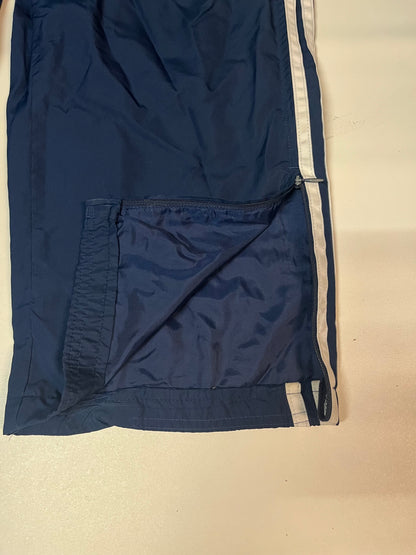 Entdecke unsere Vintage Track Pants von Nike und anderen Marken, erhältlich bei Valuxery.de - Dein Shop für trendige Vintage - Kleidung. Unsere Track Pants sind aus hochwertigen Materialien und