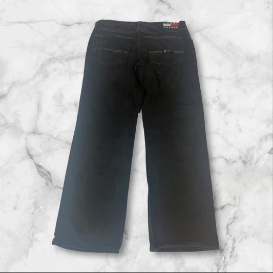 Entdecke unsere Vintage Track Pants von Nike und anderen Marken, erhältlich bei Valuxery.de - Dein Shop für trendige Vintage - Kleidung. Unsere Track Pants sind aus hochwertigen Materialien und