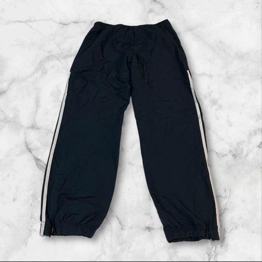 Entdecke unsere Vintage Track Pants von Nike und anderen Marken, erhältlich bei Valuxery.de - Dein Shop für trendige Vintage - Kleidung. Unsere Track Pants sind aus hochwertigen Materialien und
