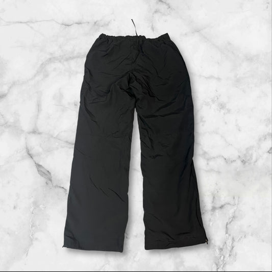 Entdecke unsere Vintage Track Pants von Nike und anderen Marken, erhältlich bei Valuxery.de - Dein Shop für trendige Vintage - Kleidung. Unsere Track Pants sind aus hochwertigen Materialien und