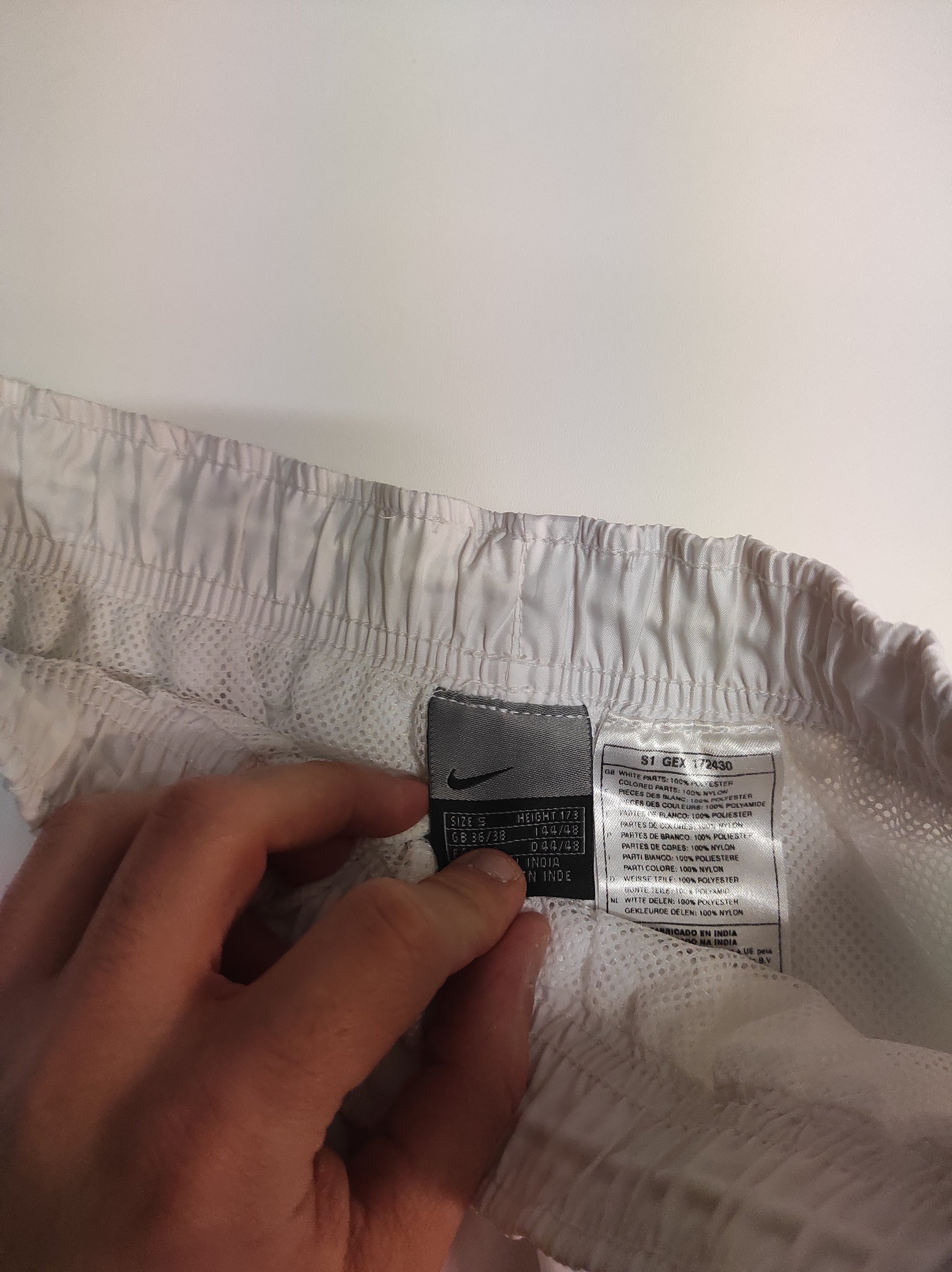 Entdecke unsere Vintage Track Pants von Nike und anderen Marken, erhältlich bei Valuxery.de - Dein Shop für trendige Vintage - Kleidung. Unsere Track Pants sind aus hochwertigen Materialien und