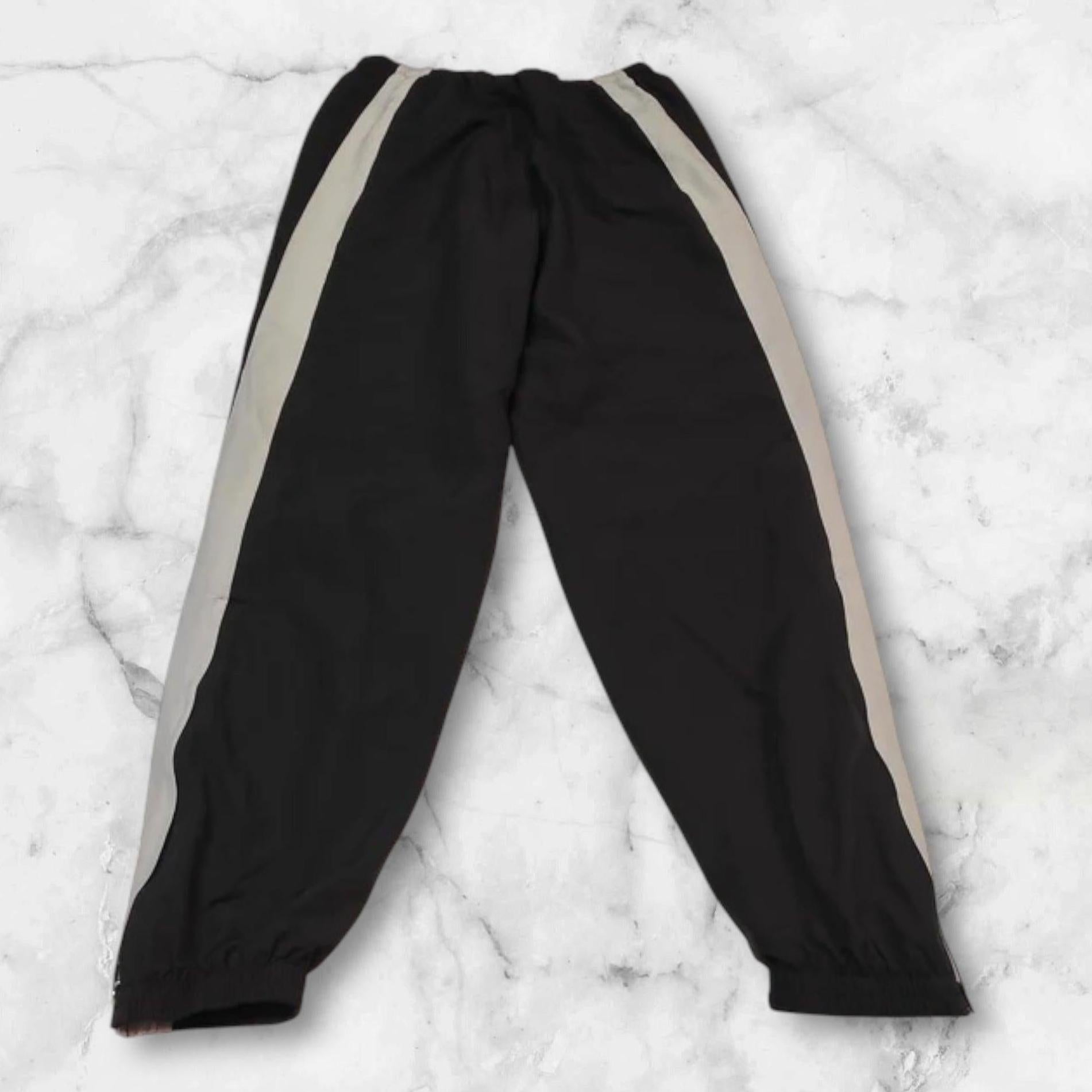 Entdecke unsere Vintage Track Pants von Nike und anderen Marken, erhältlich bei Valuxery.de - Dein Shop für trendige Vintage - Kleidung. Unsere Track Pants sind aus hochwertigen Materialien und