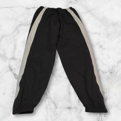 Entdecke unsere Vintage Track Pants von Nike und anderen Marken, erhältlich bei Valuxery.de - Dein Shop für trendige Vintage - Kleidung. Unsere Track Pants sind aus hochwertigen Materialien und