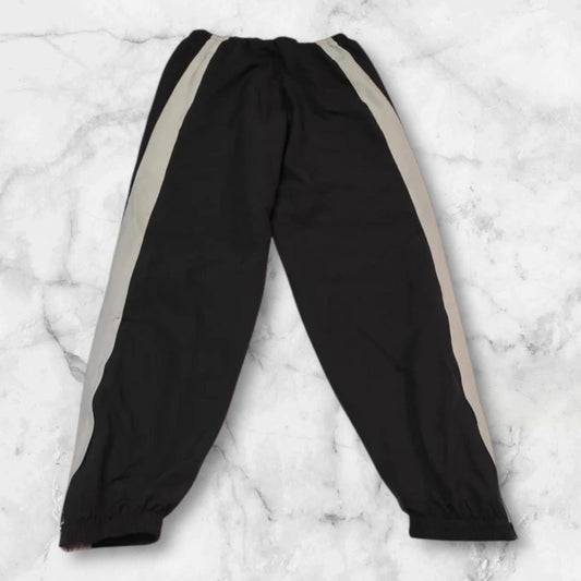 Entdecke unsere Vintage Track Pants von Nike und anderen Marken, erhältlich bei Valuxery.de - Dein Shop für trendige Vintage - Kleidung. Unsere Track Pants sind aus hochwertigen Materialien und