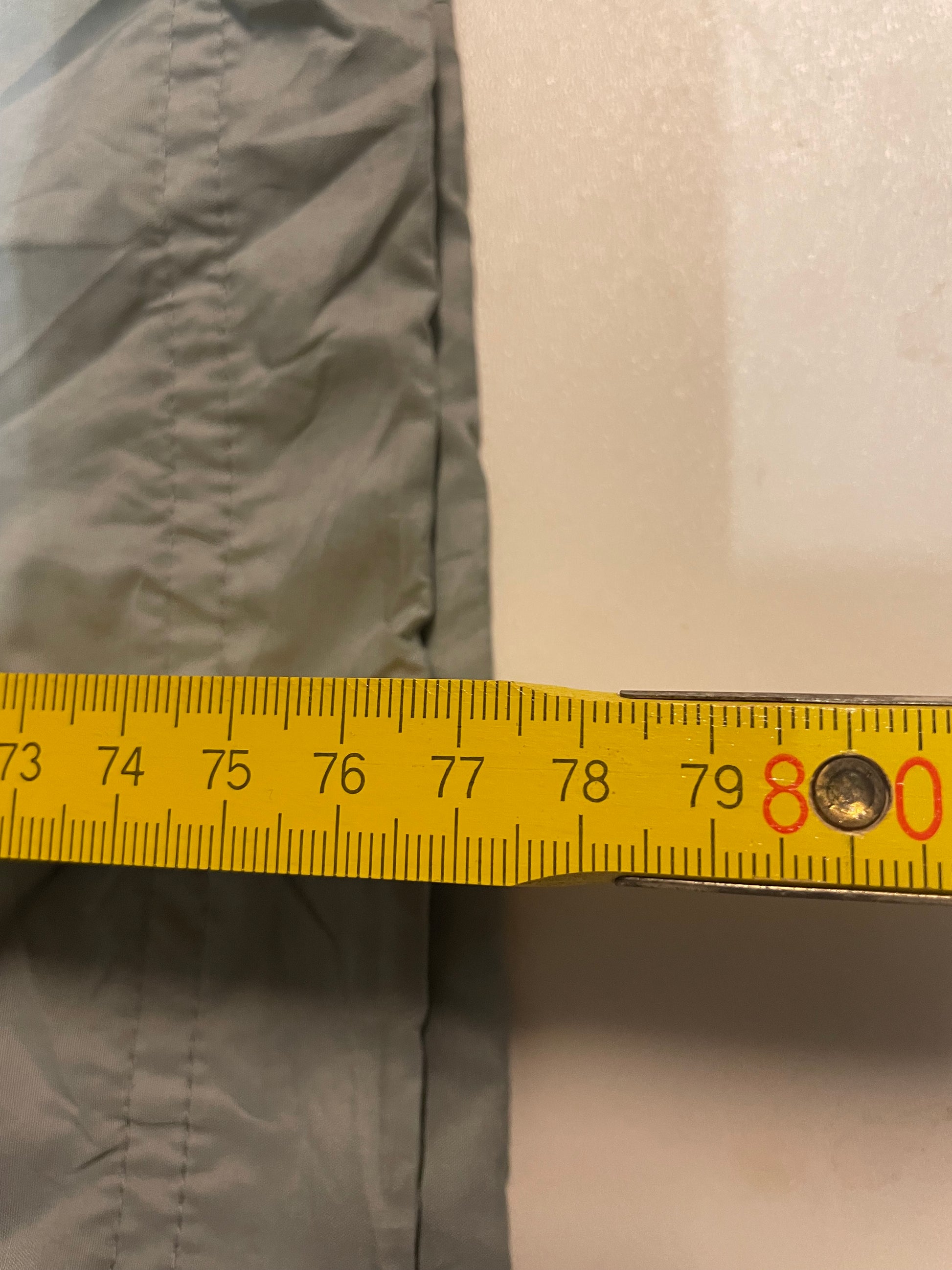 Entdecke unsere Vintage Track Pants von Nike und anderen Marken, erhältlich bei Valuxery.de - Dein Shop für trendige Vintage - Kleidung. Unsere Track Pants sind aus hochwertigen Materialien und