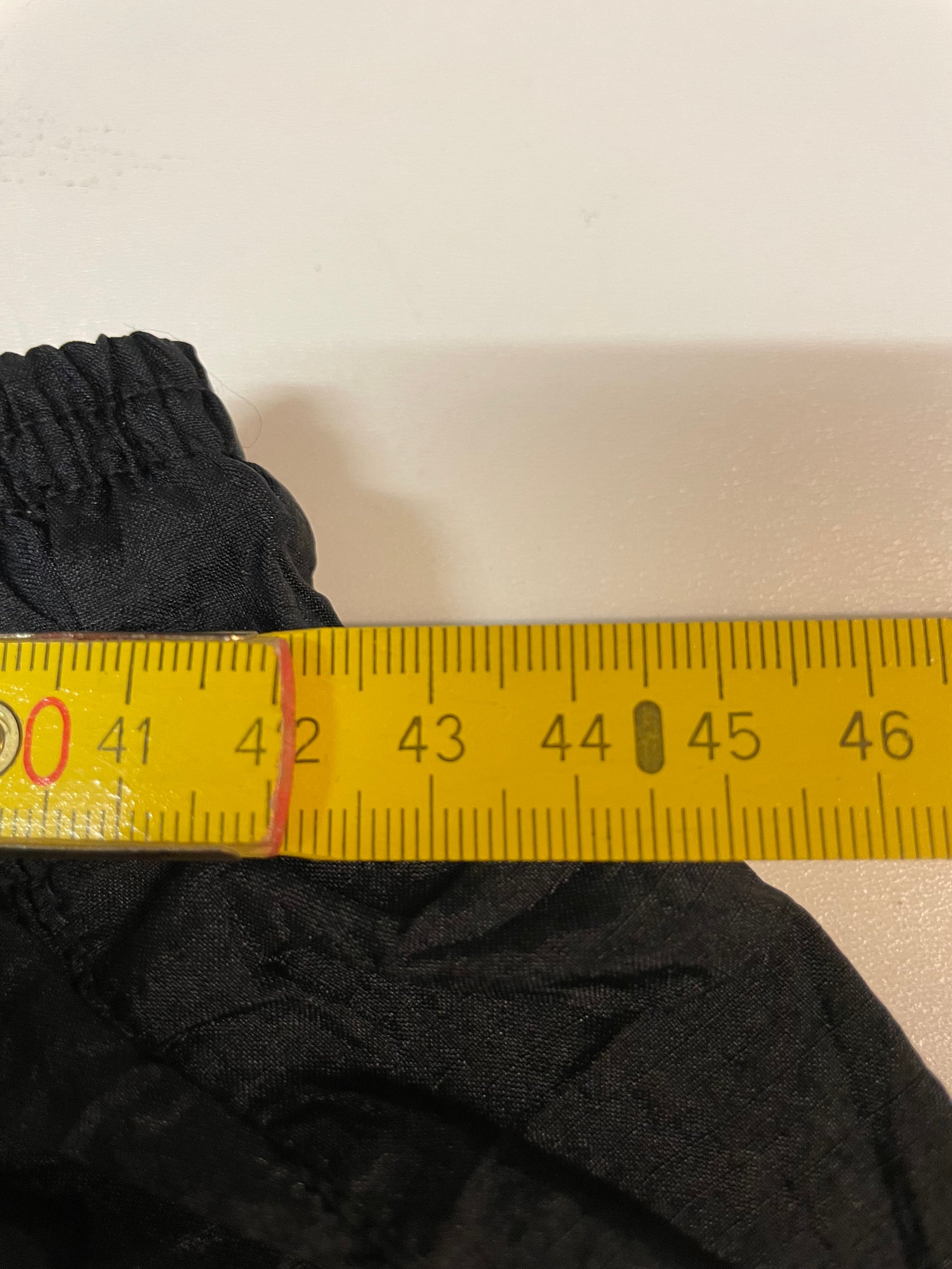 Entdecke unsere Vintage Track Pants von Nike und anderen Marken, erhältlich bei Valuxery.de - Dein Shop für trendige Vintage - Kleidung. Unsere Track Pants sind aus hochwertigen Materialien und