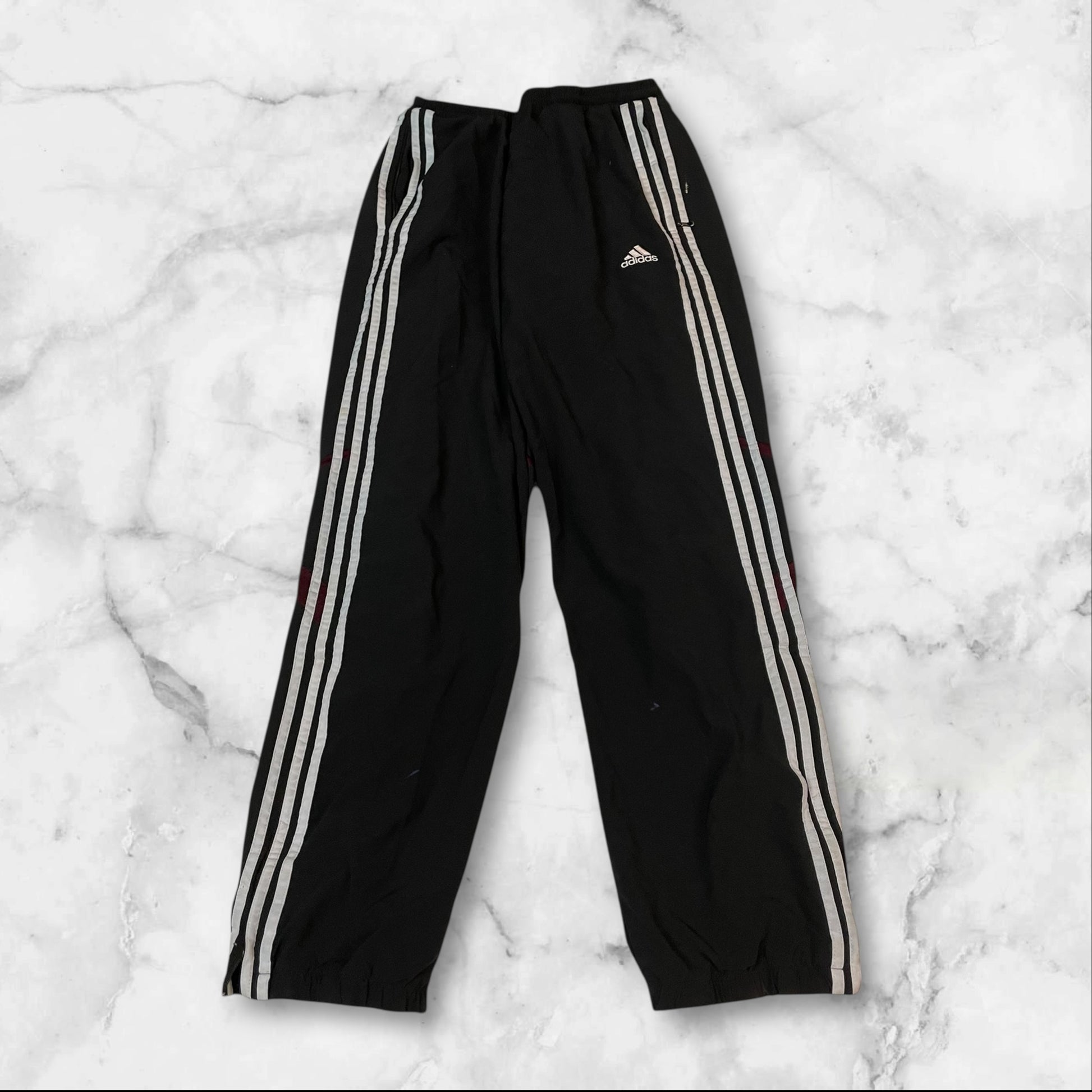 Entdecke unsere Vintage Track Pants von Nike und anderen Marken, erhältlich bei Valuxery.de - Dein Shop für trendige Vintage - Kleidung. Unsere Track Pants sind aus hochwertigen Materialien und