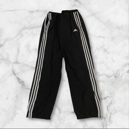 Entdecke unsere Vintage Track Pants von Nike und anderen Marken, erhältlich bei Valuxery.de - Dein Shop für trendige Vintage - Kleidung. Unsere Track Pants sind aus hochwertigen Materialien und